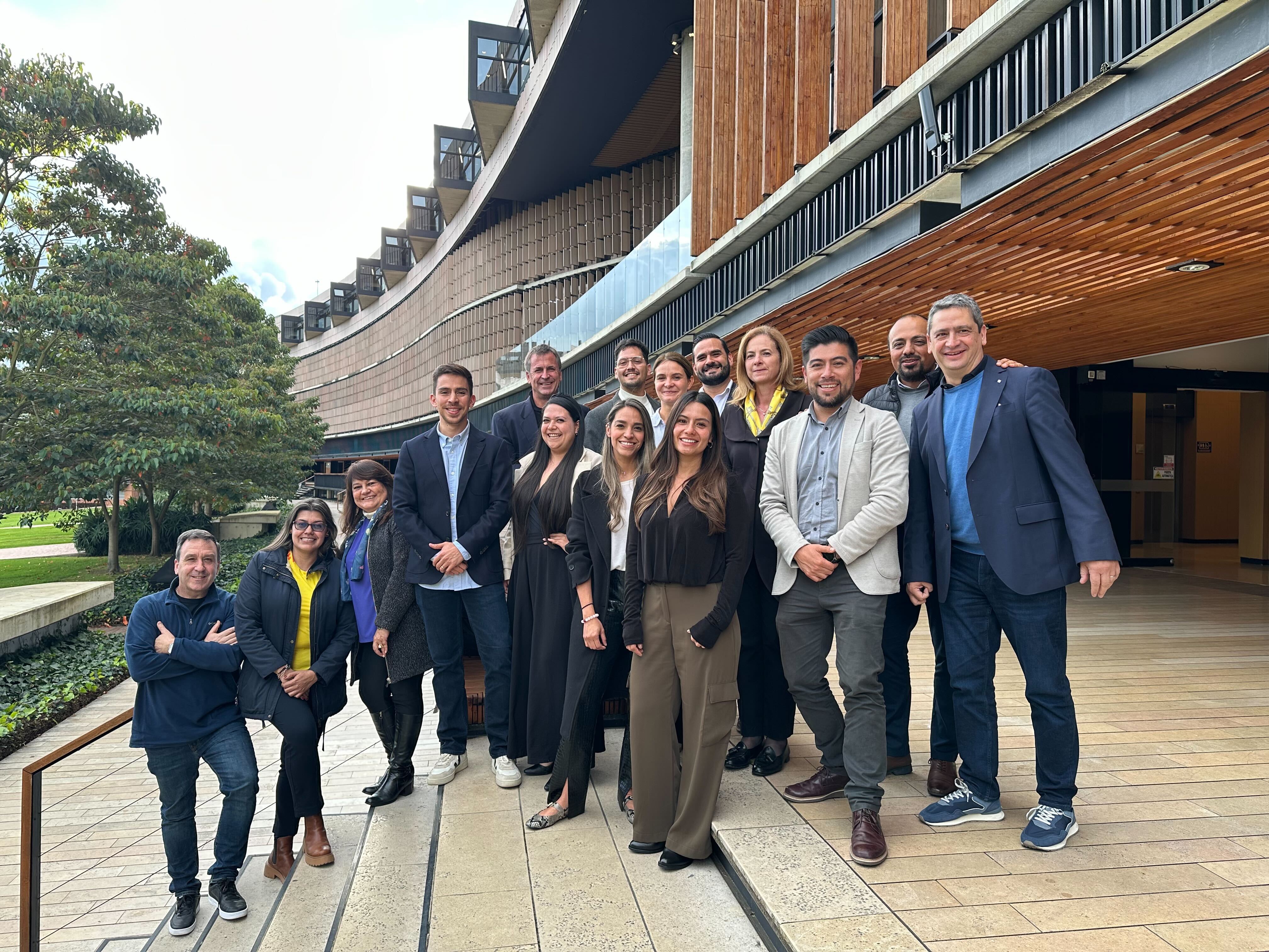 Equipos de Foris y la Universidad de La Sabana tras las mesas de trabajo de su alianza estratégica de transformación digital