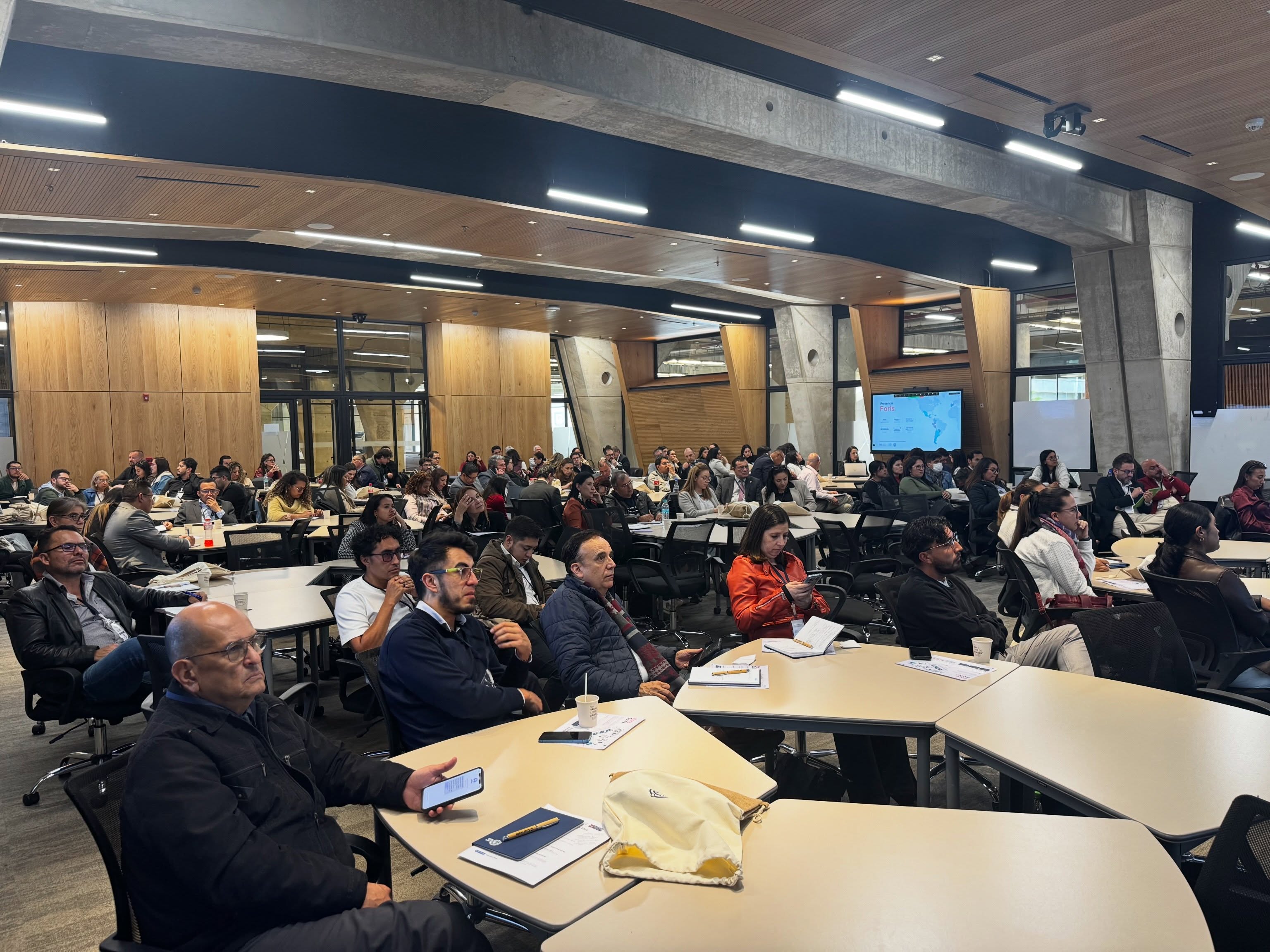 Asistentes al II Congreso de Aprendizaje Experiencial siguiendo la presentación de Foris sobre universidades AI-First