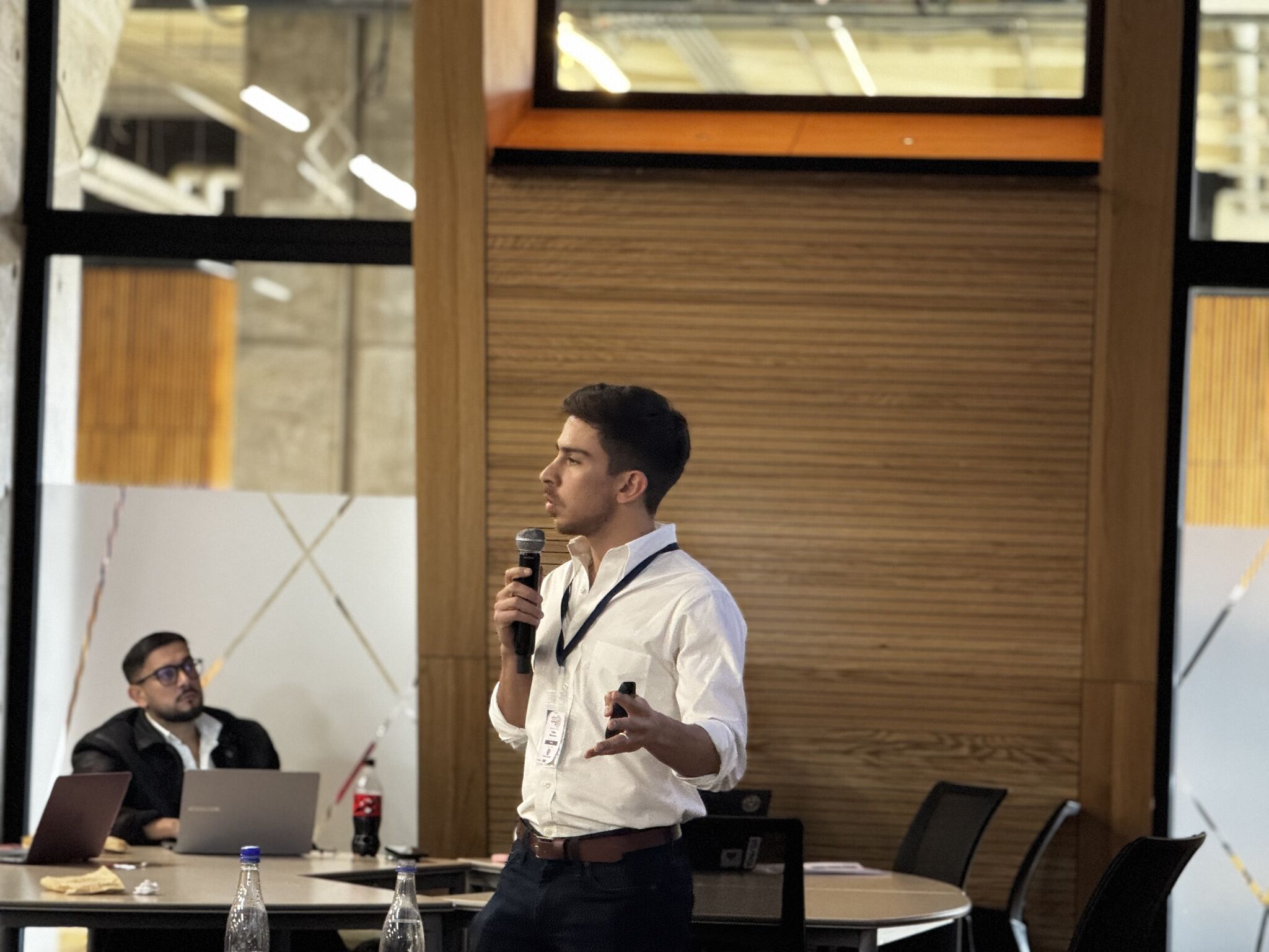 Felipe Meneses, CEO de Foris, durante su conferencia sobre universidad inteligente y gestión AI-First